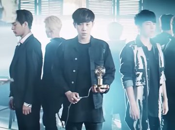 queenofjong's tweet photo. Redoing this thread because I messed up the last one somehow

Ok some of the things from the #LIKE_INFINITE trailer seems like a nod to their past mvs  

1. This light bulb thing Myungsoo is holding similar to what Sunggyu was holding in The Eye mv https://t.co/QoVGFf3Uj8