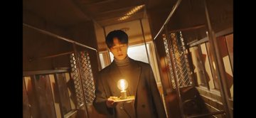 queenofjong's tweet photo. Redoing this thread because I messed up the last one somehow

Ok some of the things from the #LIKE_INFINITE trailer seems like a nod to their past mvs  

1. This light bulb thing Myungsoo is holding similar to what Sunggyu was holding in The Eye mv https://t.co/QoVGFf3Uj8