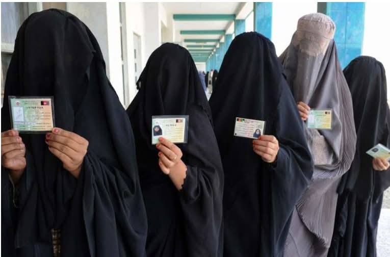 ARAPLAR ÇILDIRMIŞ OLMALI? 

Suudi Arabistan'da 4 yıl görev yapan Basın-Yayın ve Enformasyon eski Genel Müdürü Cemil Ünlütürk yazmış.
Gelin, Cemil Ünlütürk’ün gözlemlerini birlikte okuyalım:

1-Suudi Arabistan'da türbe, yatır yoktur, yasaktır.
Bunlar olmayınca doğal olarak