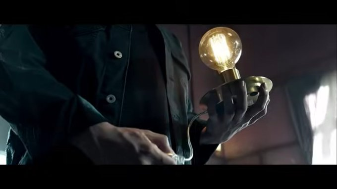 queenofjong's tweet photo. Redoing this thread because I messed up the last one somehow

Ok some of the things from the #LIKE_INFINITE trailer seems like a nod to their past mvs  

1. This light bulb thing Myungsoo is holding similar to what Sunggyu was holding in The Eye mv https://t.co/QoVGFf3Uj8