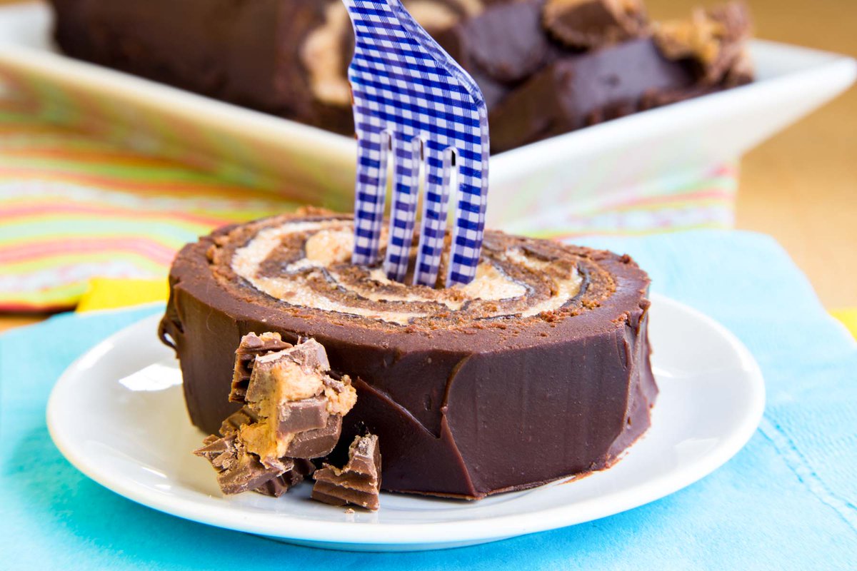 Treat the Reese’s lovers in your life to a decadent Peanut Butter Cup Roll Cake. Rich flourless chocolate cake, creamy peanut butter mousse, and silky ganache make an irresistible gluten free dessert! #Reeses #RollCake #GlutenFreeCake
l8r.it/pHxz