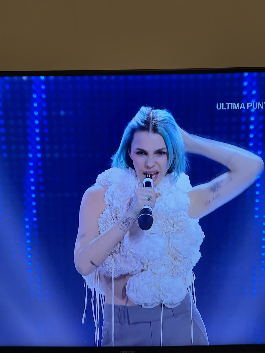 GiuliaMirimich's tweet photo. “Ragazzi, c’è il playback ma mi raccomando cerchiamo di non farlo notare troppo”  #Domenicain https://t.co/s7VzSPElNt