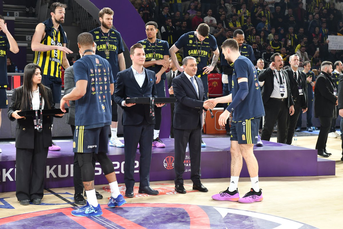 hasansildak's tweet photo. 🔵 ING Türkiye Kupası #Şanlıurfa’da 
Sahibini Buldu…

🔷Şampiyon Olarak 
Gençlik ve Spor Bakanımız Sayın @OA_Bak’ın Elinden Kupayı Alan @FBBasketbol Takımını Tebrik Ediyorum…

🔷Şanlıurfa'nın 
Ev Sahipliğinde
@TBF Tarafından Gerçekleştirilen
Bu Önemli Spor Organizasyonuna Katkı Sağlayan Bütün Kurumlarımıza ve Özveriyle Görev Yapan Değerli Personelimize 
Teşekkür Ediyorum…

#INGTürkiyeKupası2025
#KupaŞanlıTopraklarda