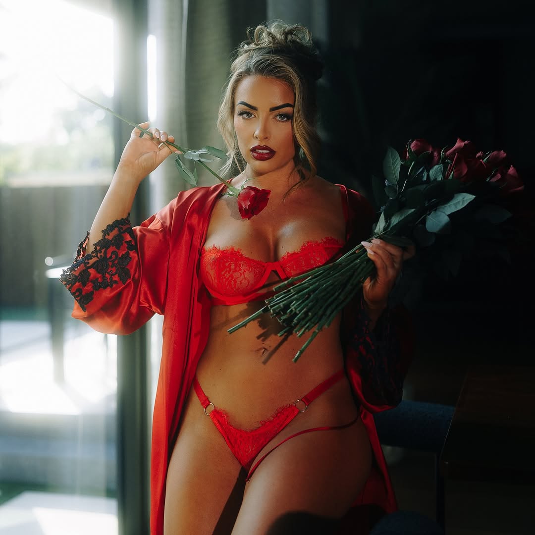 TheGoldenAsset's tweet photo. Roses are red and so are my cheeks. 🤭 https://t.co/uNaEt8vOzl