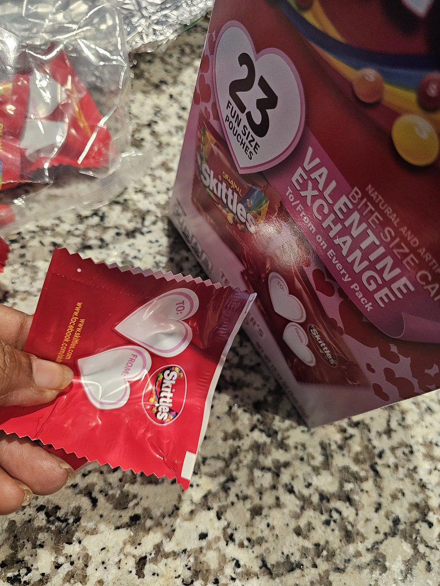 ReecaKDimplez's tweet photo. Bought a pack of @Skittles valentines, and there were empty packs inside. Talk about mom panic night before my kids' class. #poorproductcontrol #empypacks #customersatisfaction #CustomerExperience https://t.co/Fve22DR0E1