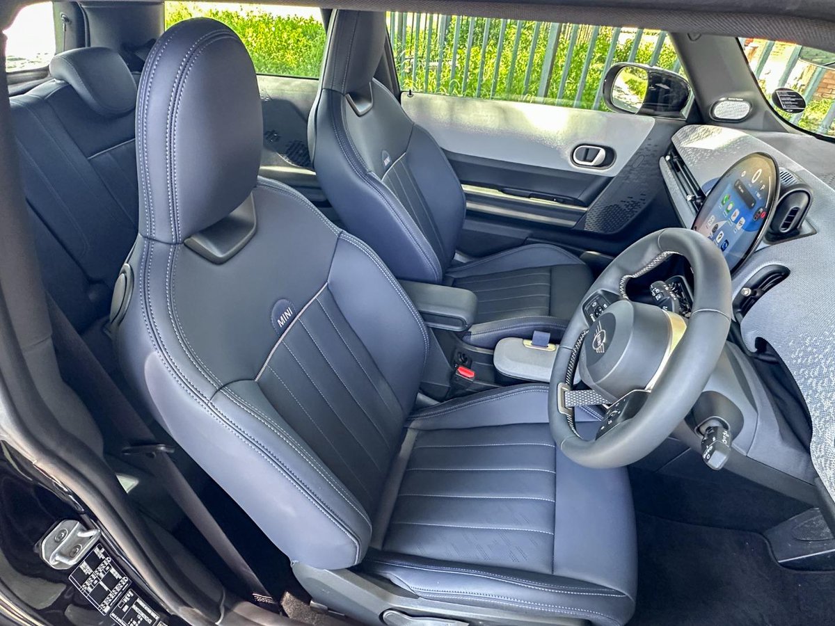 AutoTraderSA's tweet image. We drive one of the last performance #hatchbacks available, the new MINI Cooper S! What do you think of its updated styling? bit.ly/MiniCooperS3Do…