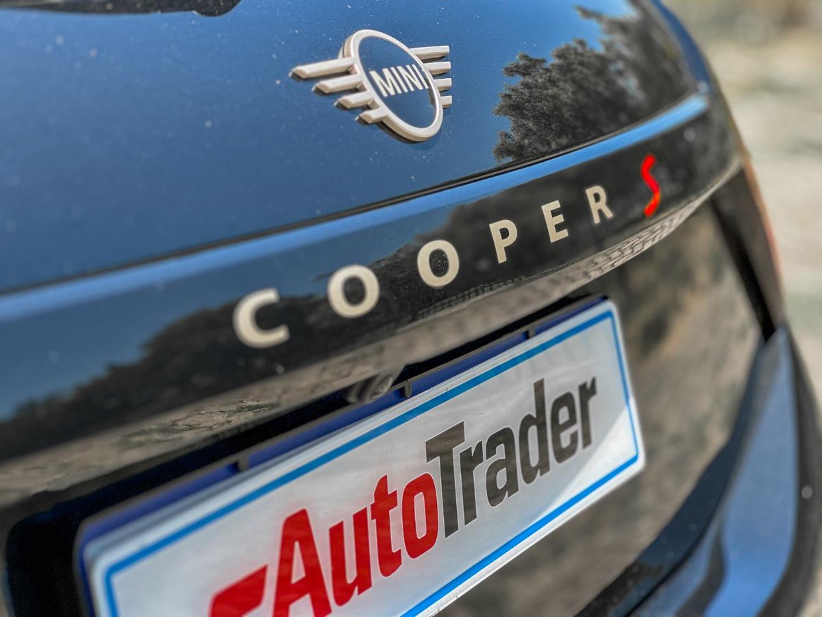 AutoTraderSA's tweet image. We drive one of the last performance #hatchbacks available, the new MINI Cooper S! What do you think of its updated styling? bit.ly/MiniCooperS3Do…