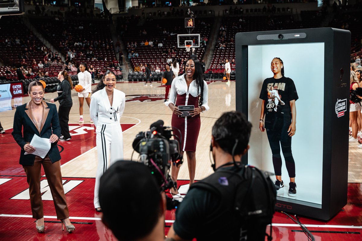 GamecockWBB's tweet photo. It's like she was right here with us 🤯 @Graytness_15 https://t.co/fXi06n99VV