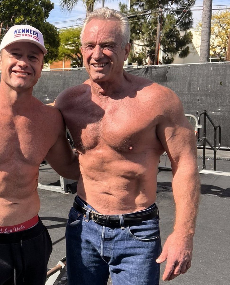 feesll_'s tweet image. في سن السبعين، أصبح أقوى من الرياضيين الذين يبلغون نصف عمره.

تنهار قوة معظم الرجال بعد سن الأربعين.

لكن روبرت كينيدي جونيور اكتشف شيئًا مختلفًا:

إليك سر التدريب المثير للجدل الذي يجعل الأشخاص الذين يبلغون السبعين من العمر أقوى من أي وقت مضى: