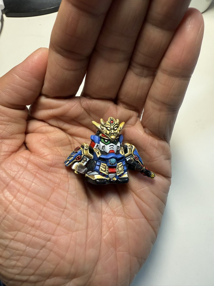 scarloks1's tweet photo. 武者荒烈驅主完成
每日少少進度，終於完成
心口粒寶玉和兩面甲荒、烈兩個字都幾難寫～～
#SDR #單色消 #ガン消し #bb戰士
#sdガンダム #荒烈驅主 #SD https://t.co/8VDjJa0rCg