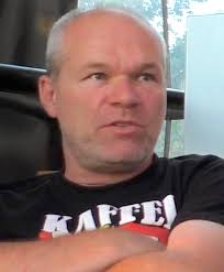 OGAA_NSHO's tweet photo. Barkhad Cabdi mar kale iyo raqiisnimo ka dhan ah umadiisa iyo sumcadeeda sida waxa lagu magacaabo siyaasiyiinta .

Uwe Boll oo ah filim sameeye jarmal midig ah muhaajiriintana ka soo horjeedo ayaa sameeyay filim raqiis ah oo uu matalaayo barkhad cabdi booska nin qaxooti soomaaliya ka imaaday , filimku wuxu muhaajiriinta u muujinaayaa kuwo wax kufsado tuugo ah amni xumo sababo ,
waxaa xusid mudan in Uwe Boll uu 2007 sameeyay filim majaajilo xun asagoo matalaayo Usama bin ladin islaamkana u muujinaayo si xun .

boycott Barkhad Abdi.