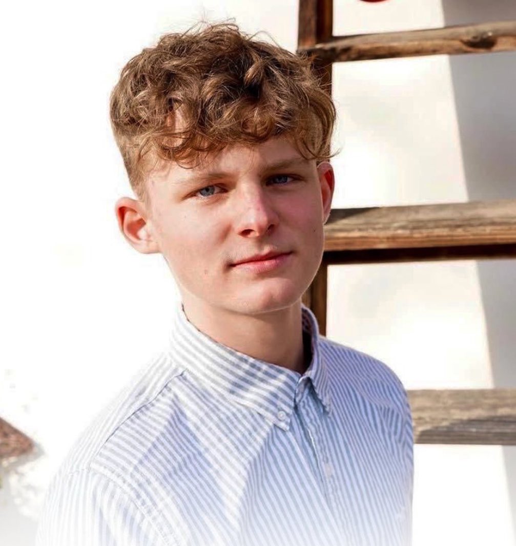 Dit was Alex, 14 jaar. Hij werd gister op brute wijze vermoord in Oostenrijk door een Syrische migrant.   

Je maag draait om. Hoe veel van dit soort berichten moeten er nog volgen voor er eindelijk iets verandert? Ik ben het zo spuugzat hoe Europa iedere dag meer wordt verwoest.