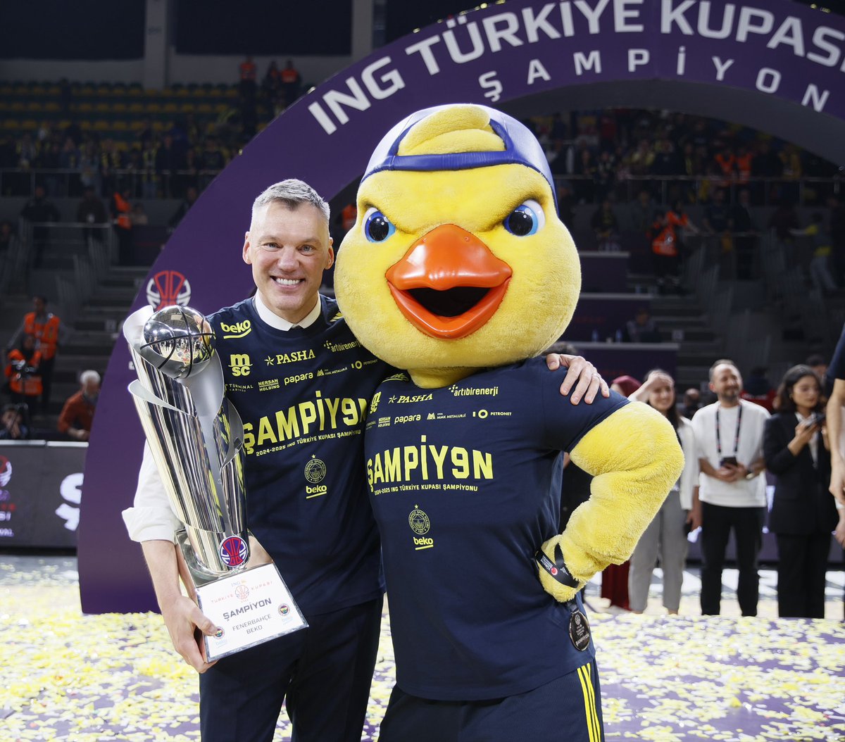 Coach! 🏆💛💙

#Yellow <a href="/FBBasketbol/">Fenerbahçe Beko</a>