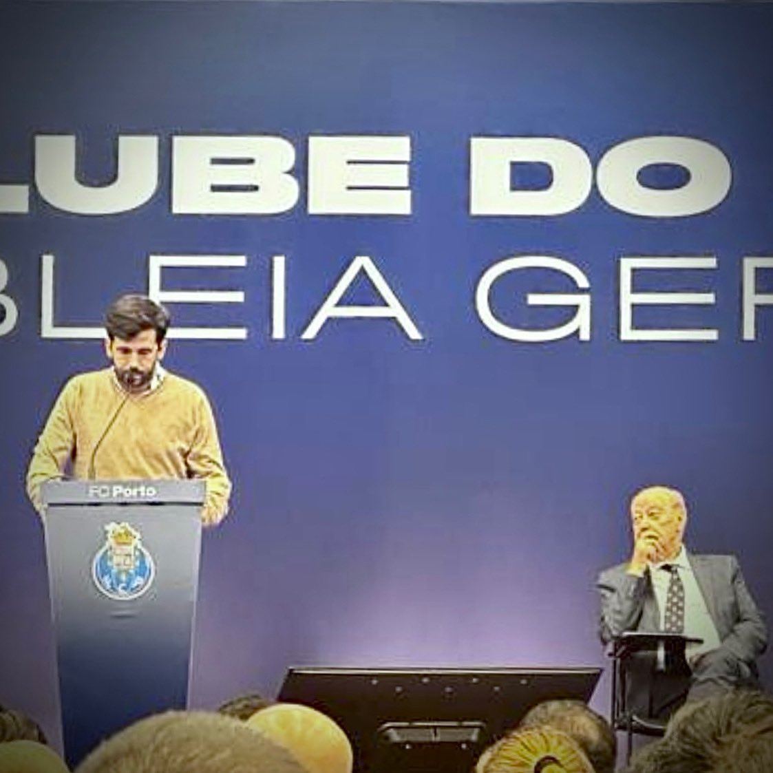 henriquembramos's tweet photo. Jorge Nuno de Lima Pinto da Costa foi muito mais do que um legado de 2.586 títulos; foi o refundador do FCP

Foi quem nos educou e nos fez Portistas! O “jogador à Porto” é o reflexo do que lhe corria nas veias. O Super Dragão é a personificação da forma apaixonada como vivia o clube. Os jogadores que daqui foram vendidos para grandes clubes europeus só o foram porque, às suas qualidades técnicas, juntaram uma resiliência, uma resistência e uma entrega que os extrapolavam para níveis nunca antes vistos. Contagiando tudo e todos, fosse o corpo técnico ou os funcionários, o impossível ficou mais fácil. Foi ele quem incutiu, dentro e fora, o espírito do “contra tudo e contra todos”

Não houve impossíveis! Não se contentou em derrubar o centralismo da capital, nem as fronteiras europeias que nos levaram a Viena. E, mesmo quando Tóquio foi o topo do mundo, não se deu por realizado. Voltou a repetir o impossível e, como se Gelsenkirchen não bastasse, deu-nos Yokohama. E, mesmo assim, não deu por terminada a sua missão. Podia perfeitamente ter-se dedicado à família e aos amigos, mas não o fez!

A sua missão não se resumiu a colocar o clube no mapa; foi muito mais do que isso. Deve-lhe a cidade, deve-lhe o Norte, e hoje, graças a ele, temos lugar no mapa do futebol mundial

Devemos-lhe muito mais do que o Museu. Há Pinto da Costa em muitos de nós; moldou-nos como pessoas, faz parte da nossa educação

O FCP foi a sua vida. Nunca mais haverá alguém a dedicar tanto de si como ele o fez. Nada esteve acima do FCP

A maior homenagem que lhe podemos prestar será a longevidade do ADN Portista, e isso só depende de nós, os sócios

À família e aos seus mais próximos, as minhas condolências

HR