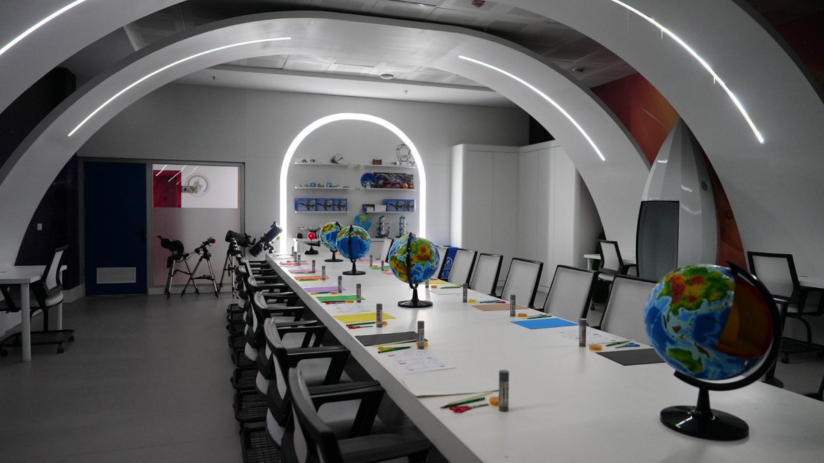 Düzce Bilim Merkezi Türkiye’deki 14 Bilim Merkezinden biridir. 

Düzce Bilim Merkezi'ne 2025 yılında TÜBİTAK’tan 30 milyon TL ‘hibe’ kazandık.

Bu hibe ile Düzce Bilim Merkezi’mizi geliştirmeye, büyütmeye devam edeceğiz. Bilim Merkezimiz; çocuklarımıza ve gençlerimize çok daha