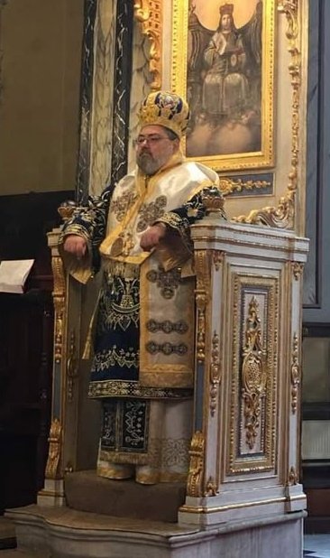 Πώς ντύνεται έτσι η Καρυστιανού αναρωτήθηκε ο τύπος με την χρυσή φούστα και την κορώνα στα μαλλιά .