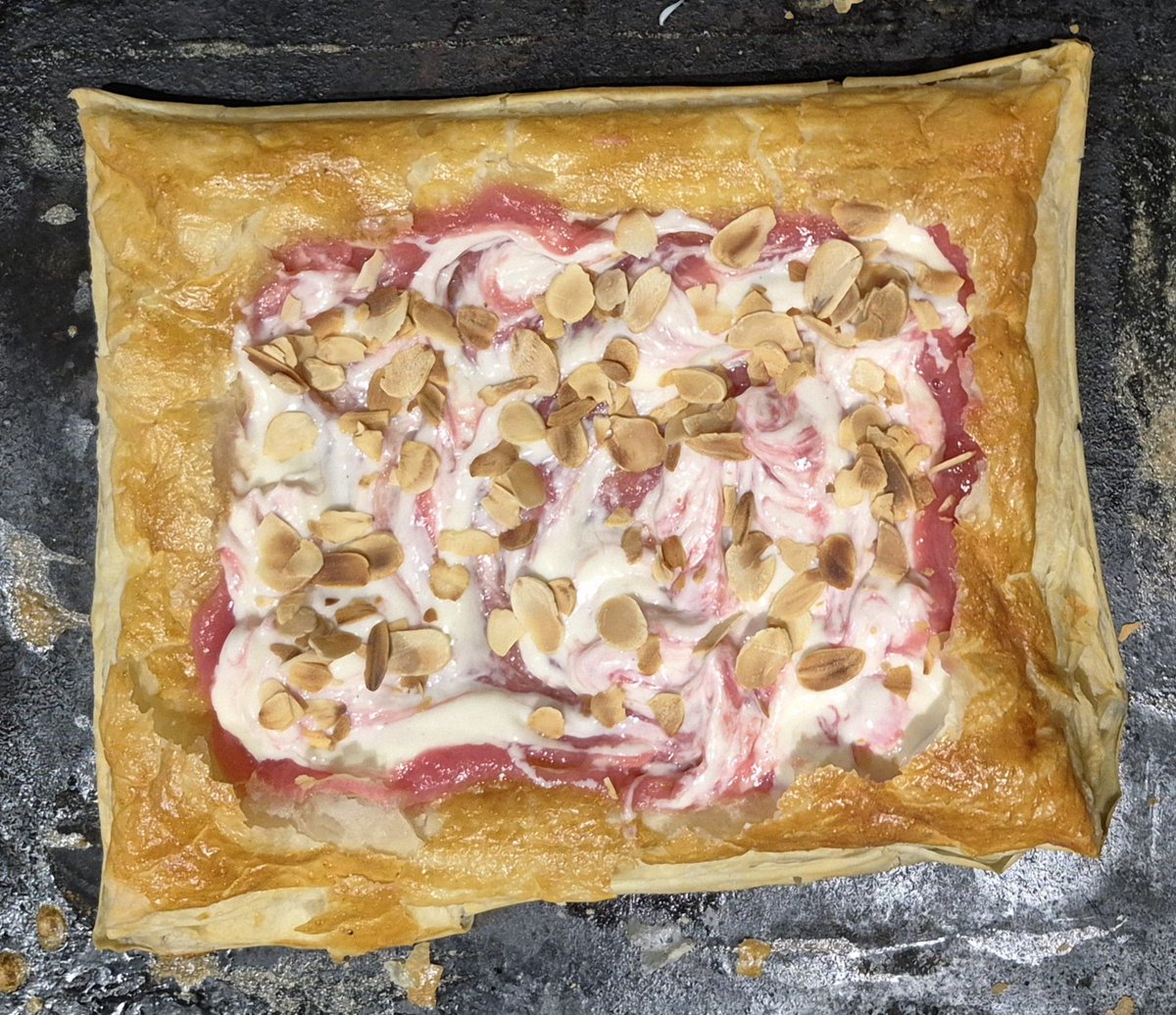 professor_dave's tweet image. Rhubarb & Custard Tart
If you want the recipe, it's in my little taster eBook of sweet recipes, currently FREE on Amazon.
amazon.co.uk/dp/B094J9ZS8X
#FreeBook #FoodTwitter #Foodie #Puddings #HomeCooking #Rhubarb #BookGiveaway #KindleDeals #ChemistswhoCook