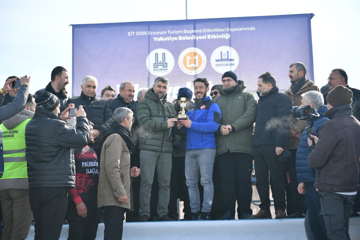 avibrahimK's tweet photo. 2025 Erzurum Turizm Başkenti etkinlikleri kapsamında düzenlenen Yakutiye Mahalli At Yarışları, büyük bir heyecan ve coşkuyla gerçekleştirildi. Kadim tarihimizin en önemli miraslarından biri olan atçılık kültürü, bu organizasyonla yeniden hayat buldu.

Erzurum’un geleneksel değerlerini yaşatmak ve gelecek nesillere aktarmak adına büyük bir anlam taşıyan bu etkinliğe katkı sunan Yakutiye Belediye Başkanımız Sayın Mahmut Uçar ve ekibine, organizasyonda emeği geçen Şah Dadaş Atlı Spor Kulübü’ne ve tüm yarışmacılara teşekkür ediyorum.

Bu tür etkinliklerin, şehrimizin kültürel ve turistik değerlerini daha da ileriye taşıyacağına inanıyor, Erzurum’un köklü mirasının yaşatılması için emek veren herkesi tebrik ediyorum.