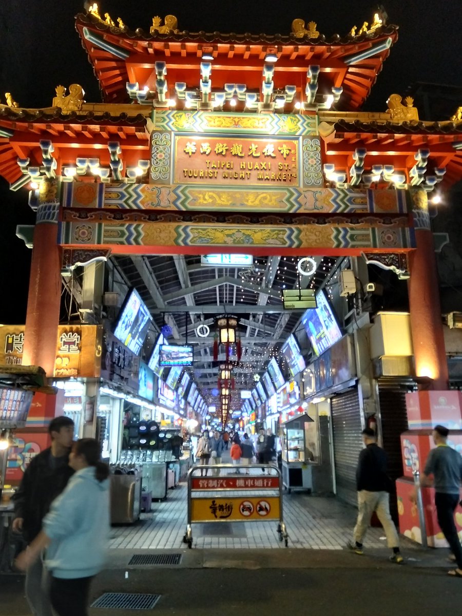 FionaChen1981's tweet photo. 好幾年 沒去萬華亂逛了
嗯..昨天去 才發現
陣地轉去『西昌』
很多 泰國妹+泰姬姬唷
在那麼冷的台灣 只穿 Bra,
真想給她們一個溫暖的XX
(有時挺希望，
也能站在那邊 搔首弄姿，
出賣肉體、被人玩弄 )
(晚上較多，但我搜不到影片
也不敢自己去投拍
https://t.co/wb2rvZJwNX https://t.co/SVyMJRlxoR