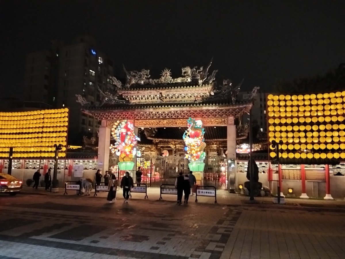 FionaChen1981's tweet photo. 好幾年 沒去萬華亂逛了
嗯..昨天去 才發現
陣地轉去『西昌』
很多 泰國妹+泰姬姬唷
在那麼冷的台灣 只穿 Bra,
真想給她們一個溫暖的XX
(有時挺希望，
也能站在那邊 搔首弄姿，
出賣肉體、被人玩弄 )
(晚上較多，但我搜不到影片
也不敢自己去投拍
https://t.co/wb2rvZJwNX https://t.co/SVyMJRlxoR