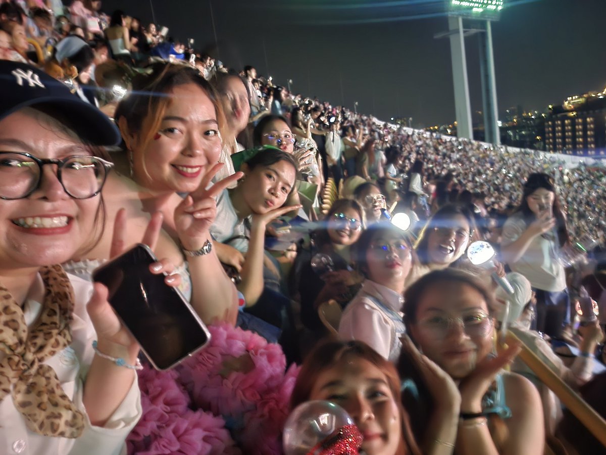 iammashroom's tweet photo. พส.กะรัตไทยวัยทำงานโซน E3K เชิญมาจุ๊บรูปคร๊าาาาา ขอบคุณในความม่วนจอยนะคะ รู้สึกดีใจที่เจอคนไทยในแถวเดียวกันเยอะขนาดนี้ เพราะเมื่อวานขนาบด้วยพส.สัญชาติเจ้าปัญหา บอกเลยว่าไม่สนุกค่ะ! 
#SVT_RIGHT_HERE_IN_BANGKOK
#SEVENTEEN_RIGHT_HERE_IN_BKK #กะรัตพระเวสสันดร https://t.co/hv3qptKFGP