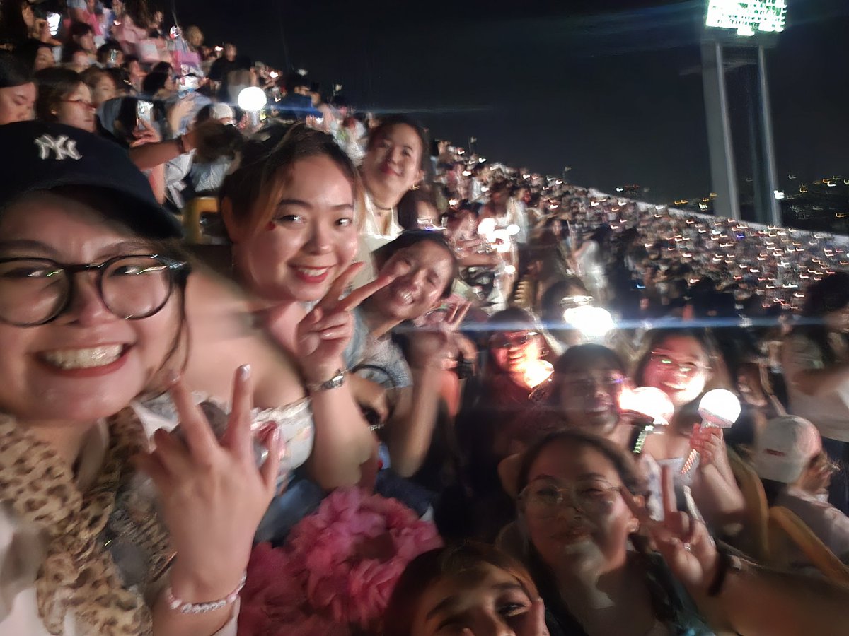 iammashroom's tweet photo. พส.กะรัตไทยวัยทำงานโซน E3K เชิญมาจุ๊บรูปคร๊าาาาา ขอบคุณในความม่วนจอยนะคะ รู้สึกดีใจที่เจอคนไทยในแถวเดียวกันเยอะขนาดนี้ เพราะเมื่อวานขนาบด้วยพส.สัญชาติเจ้าปัญหา บอกเลยว่าไม่สนุกค่ะ! 
#SVT_RIGHT_HERE_IN_BANGKOK
#SEVENTEEN_RIGHT_HERE_IN_BKK #กะรัตพระเวสสันดร https://t.co/hv3qptKFGP