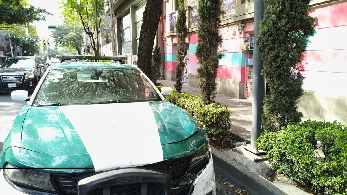 5antaMerlina's tweet photo. Son 11:40 hrs. y sigue abierto el antro La calle de las sirenas de Rico Batay con ruido en @LaRomaDF, tiren el amparo del corrupto de Batay @PAOTmx @AlcCuauhtemocMx @inveacdmx 
Policía habla con Ariel G. le vale @PabloVazC 
@ClaraBrugadaM @AlessandraRdlv @craviotocesar @TJA_CDMX https://t.co/47zeLfMcCY
