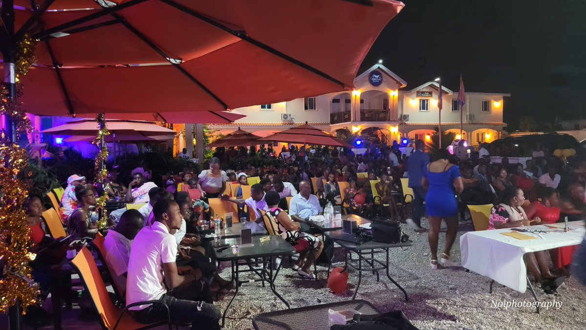 ValNuma's tweet photo. 14 FEV : YON LANNWIT MIZIKAL ANFLAME NAN LE RECUL RÉSIDENCES, KANPEREN ❤️

Lanmou ak mizik te mare dans yonn ak lòt pandan final « CONCOURS DE MUSIQUE D'AMOUR », ki òganize pa #PlatinumSentimental, yon emisyon ki difize sou PlatinumFM. Yon foul pasyone, yon bèl anbyans, melanje ak talan ki te klere sou sèn nan, san bliye lanmou ki t ap souri nan kèt tout patisipan yo.

Pami tout talan ki te klere sou sèn nan, se Esther Slandy Sanon (17 an) ki leve kouwòn nan ak bèl vwa li ki te touche kè anpil nan patisipan yo. ❤️👏🏿

Mèsi ak tout moun ki te fè deplasman an, sipò nou vle di anpil bagay sou lanmou nou genyen pou kilti ak mizik. Kontinye sipòte bèl inisyativ sa yo ki mete limyè sou talan nou yo. Felisitasyon ankò a Esther Slandy Sanon 👏🏿.

#ValNuma