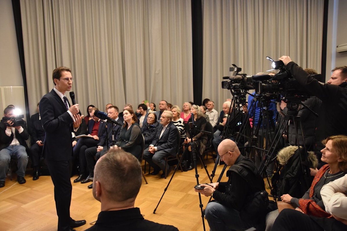 KacperPlazynski's tweet photo. ❗️Przez ostatnie 5 lat swojej działalności politycznej @trzaskowski_ walczył jak lew nie tylko o wdrożenie zielonego ładu, a wręcz o dalszą radykalizację jego założeń! Robił to na poziomie samorządu warszawskiego, lobbował za tym w polskim rządzie, zabiegał w organizacjach międzynarodowych i na poziomie Unii Europejskiej.

🤯Zapoznajcie się z raportem „Zielony Rafał.”, a włosy Wam dęba staną, jak w polskiej polityce najważniejsi jej aktorzy potrafią ludziom wciskać kit!

Raport dostępny w komentarzu⬇️
