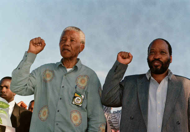 lunietoolz's tweet image. The undeniable reality is that among all the comrades who returned from exile, Jacob Zuma stands out as the only one who was not rewarded with shares in multi-million-rand companies, lucrative board positions, or directorships in prominent foundations. Unlike his fellow comrades,…