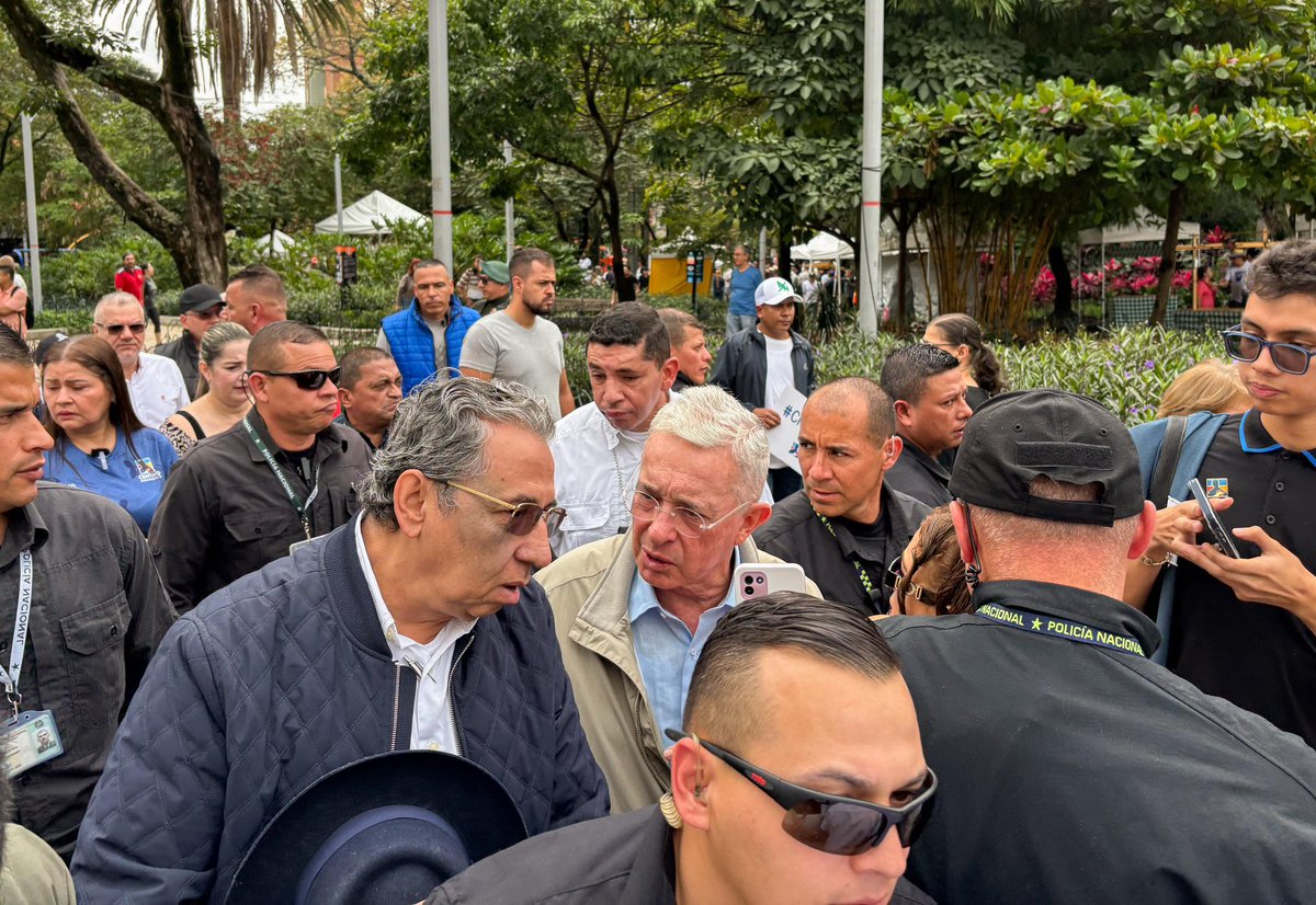 PaolaHolguin's tweet photo. Millones de ciudadanos conocemos el compromiso del presidente @AlvaroUribeVel con el presente y el futuro de Colombia 🇨🇴, conocemos su recto proceder y las ideas que promueve para lograr seguridad, crecimiento económico y oportunidades para todos https://t.co/prat5PIXln