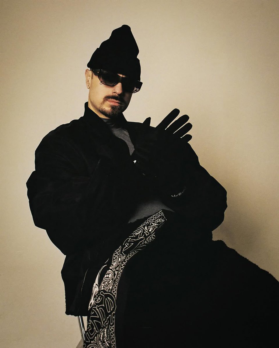 Nové album od #Karlo s názvem "Diabol v slabom tele" vychází už 20. 2. 2025 👹

Pre-save👉 karlo.lnk.to/DiabolVSlabomT… 🔗

Řekni to všem! 🗣️

foto: Carla Smalova