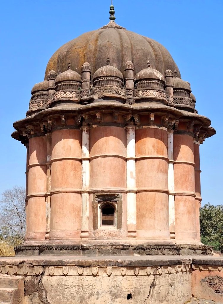 heritage_India1's tweet image. Kharbuza Mahal, in Burhanpur, c.1632. It is named after its unique melon-shaped dome
The tomb was built for Bilqis Begum who died young during childbirth, only a year after marrying Shah Shuja, son of Emperor Shah Jahan
#arthistory
#burhanpur
#mughalarchitecture
#mughalpainting