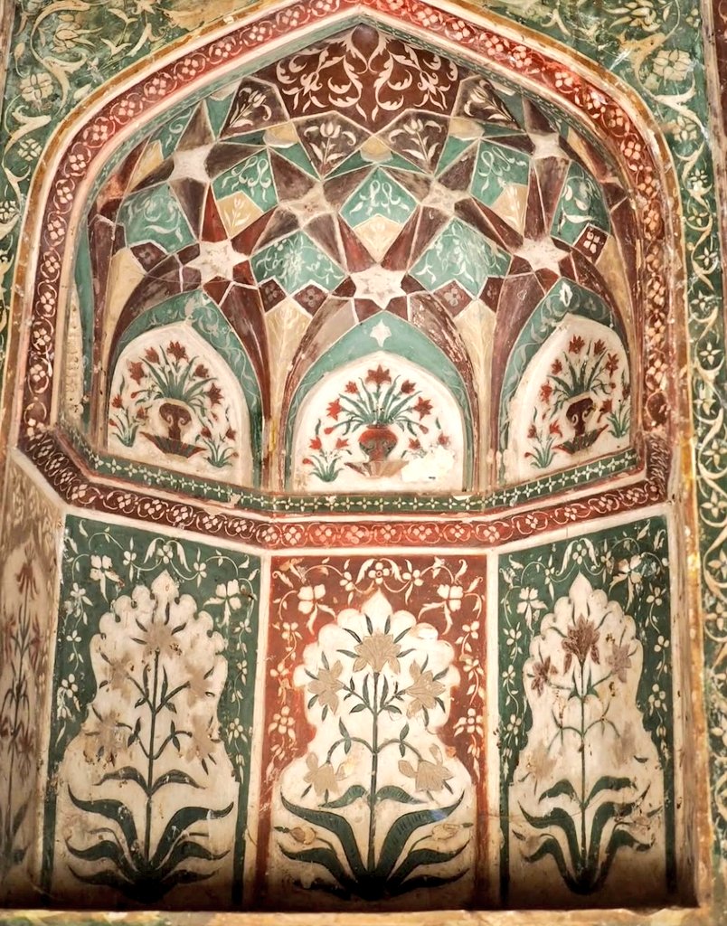 heritage_India1's tweet image. Kharbuza Mahal, in Burhanpur, c.1632. It is named after its unique melon-shaped dome
The tomb was built for Bilqis Begum who died young during childbirth, only a year after marrying Shah Shuja, son of Emperor Shah Jahan
#arthistory
#burhanpur
#mughalarchitecture
#mughalpainting