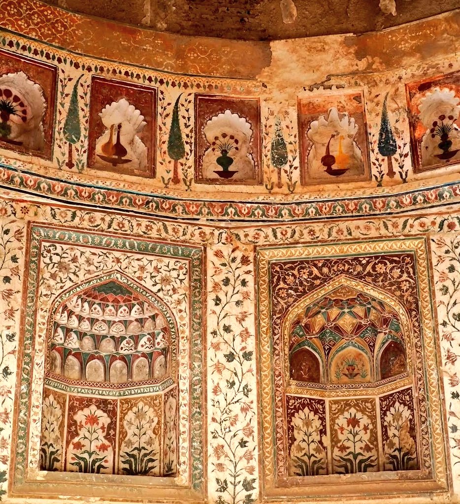 heritage_India1's tweet image. Kharbuza Mahal, in Burhanpur, c.1632. It is named after its unique melon-shaped dome
The tomb was built for Bilqis Begum who died young during childbirth, only a year after marrying Shah Shuja, son of Emperor Shah Jahan
#arthistory
#burhanpur
#mughalarchitecture
#mughalpainting