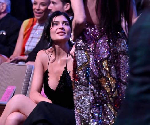 selovelenaa's tweet photo. kylie jenner wants to be noticed by demi moore so bad. she clearly haven't learnt her lesson from the golden globes 😭😭 #BAFTAs https://t.co/gcVvM9mv5d