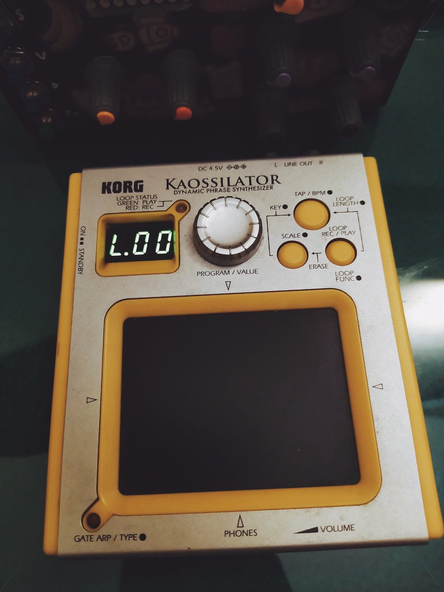 menemukan barang vintage Korg kaossilator dynamic phrase Synthesizer yang dirilis pada tahun 2007 , cukup menarik.