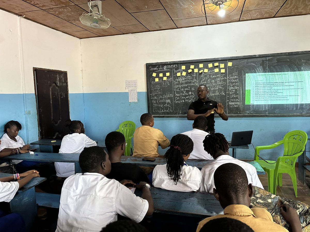 mamoudou_baro's tweet image. J’ai animé hier une séance de formation des lycéens sur la prévention et lutte contre le cyberharcèlement en milieu scolaire. Nous avons échangé sur l’identification des comportements abusifs en ligne, leurs impacts sur la victime et comment se protéger. 1/2 
#Kibaro #ABLOGUI