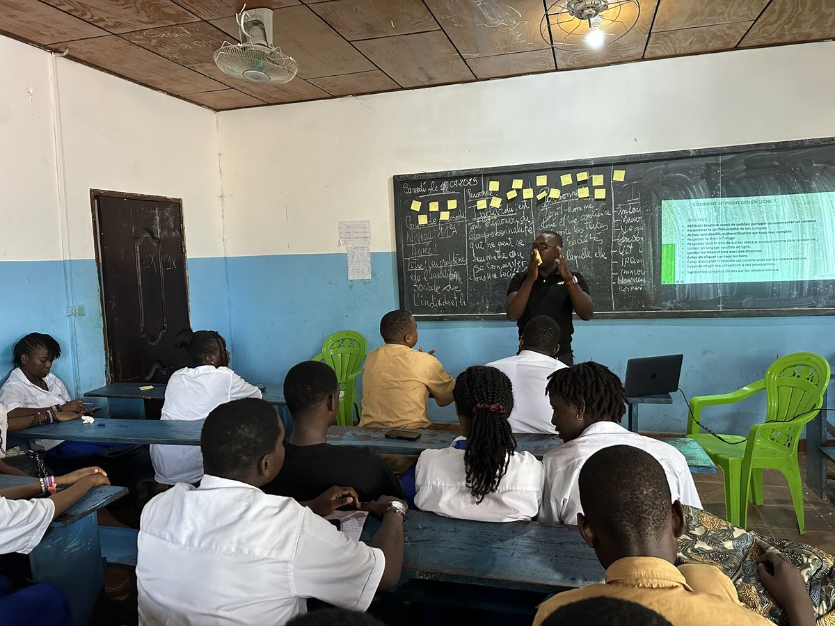 mamoudou_baro's tweet image. J’ai animé hier une séance de formation des lycéens sur la prévention et lutte contre le cyberharcèlement en milieu scolaire. Nous avons échangé sur l’identification des comportements abusifs en ligne, leurs impacts sur la victime et comment se protéger. 1/2 
#Kibaro #ABLOGUI