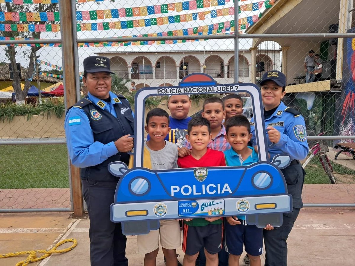 PoliciaHonduras's tweet photo. El #ProgramaGREAT mediante actividades recreativas busca prevenir que la niñez y adolescentes sean parte de estructuras de criminalidad

@PoliciaEscolarH @hegusave @MartinezMadrid_ @SSEGURIDADHN @Canal8_hn https://t.co/yTF410HfGv