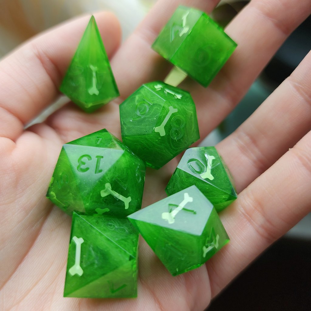 DicePom's tweet photo. 💚 Lvl 1 Slime 🌱

Found these little guys while foraging in the starter dungeon...never seen slimes this shape before :/ 

#dnd #dice https://t.co/aRxrzEy3Ey