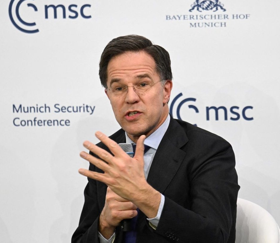 Het is bijna AFGELOPEN voor Rutte &amp; dat weet hij, dus blijft hij PANIEKERIG hitsen: Meer wapens &amp; meer geld naar Oekraïne! Als Trump &amp; Poetin tot een deal komen moet Rutte wat mij betreft voor een TRIBUNAAL verschijnen! 

Doe een ❤️ &amp; RT als je het eens bent!