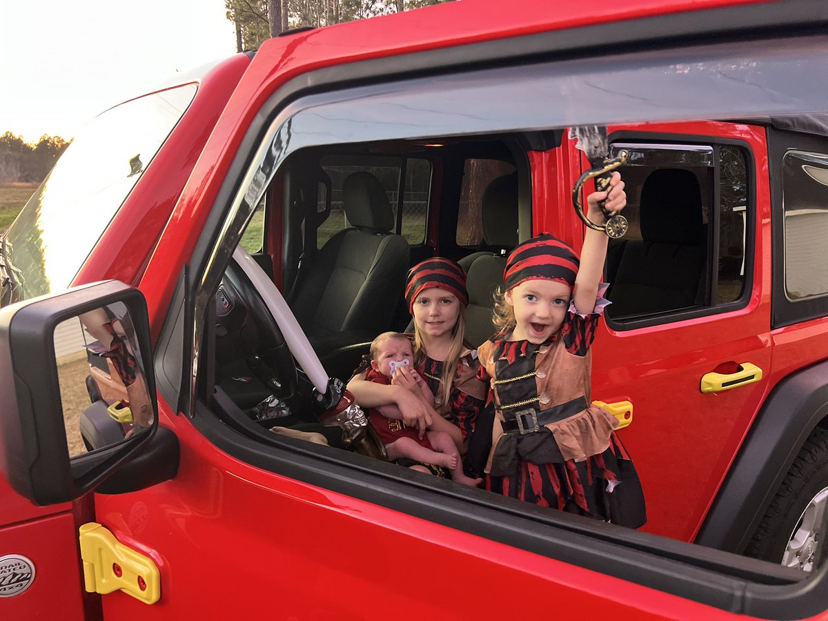 Capt Fred☠lllllll☠ 🏴☠️ (@kirby98tj) on Twitter photo Me crew is pondering plunder and cookies 🍪 🏴☠️👑🪝 #captainhookjeep #pirateprincesses #jeep #piratejeep <a href="/THEJeepMafia/">The Jeep Mafia</a> Me crew is pondering plunder and cookies 🍪 🏴☠️👑🪝 #captainhookjeep #pirateprincesses #jeep #piratejeep <a href="/THEJeepMafia/">The Jeep Mafia</a>