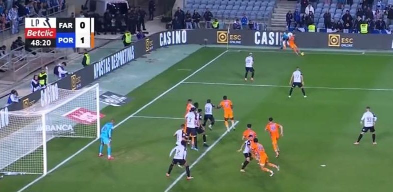 No dia em que o VAR homenageou o falecido Pinto da Costa, a BTV... quer dizer..., a Sportv omitiu as linhas de fora de jogo, no lance do golo.