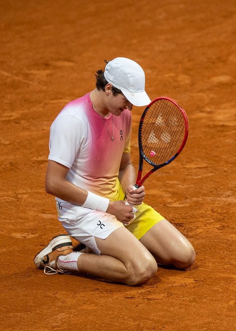TheTennisLetter's tweet photo. João Fonseca becomes the youngest Brazilian man to win an ATP title in history. 

18 years old with the world at his feet. 

Sensational player. 

Generational talent.

🇧🇷💛🇧🇷 https://t.co/YDsgqQvBG6