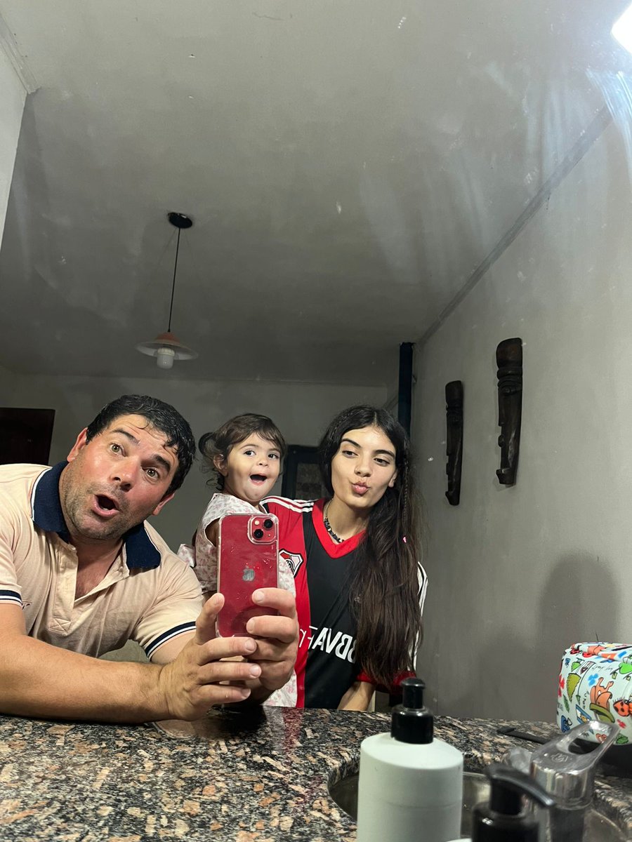 Mi papá: no quiero q me digan abuelo porq todavía no soy viejo 
También mi papá: hola emmita de bebé, hermosa del abuelo 
Cómo le explico a mi hija q me robó a mi papá 🥲