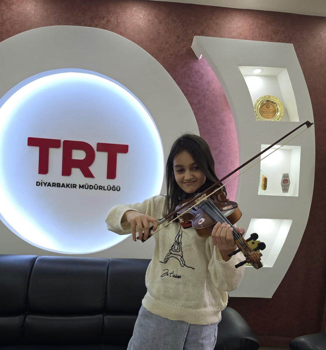 KayapinarBILSEM's tweet photo. Öğrencimiz Adel Zeynep Işık @TRT GAP Genç Yetenekler programına konuk oldu.Genç Yetenekler köşe program sunucusu Öğretmenimiz Zeynep Arslan’la bilim ve sanat konulu güzel bir söyleşi gerçeklestirildi.Kendilerine teşekkür ederiz.@KAYAPINARDBAKIR @kayapinarmem https://t.co/7AzWq2TsWr