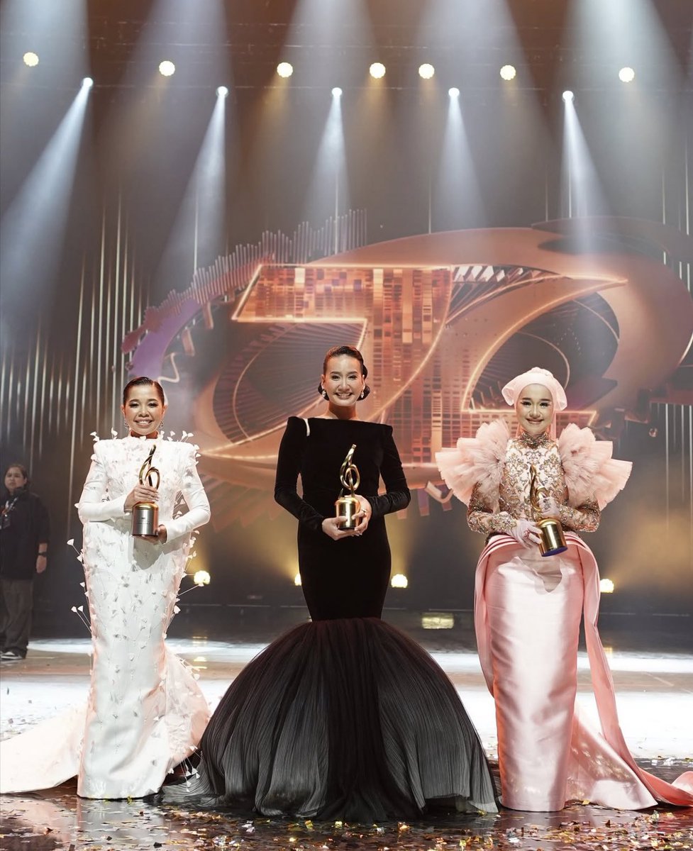 BiasaMaksudnya's tweet photo. Queens standing next each other. No drama no cheap publicity. Standing by their own authentic talent and soul in music. Teruskan berkarya 

#AJL39 https://t.co/Btwk2fLiK0