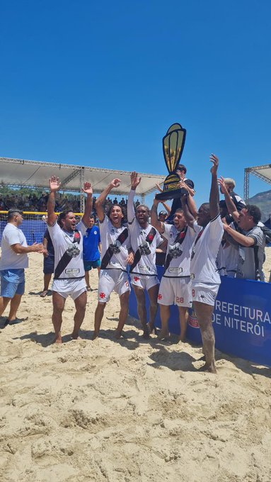 liberta___depre's tweet photo. O Vasco foi campeão da Copa Rio de Beach Soccer no masculino e no feminino. 

 Vitória na final masculina sobre o Flamengo por 6x1.  

Vitória na final feminina sobre o Botafogo por 5x0.

📷: @chaveslo_ https://t.co/7uVwltskXb