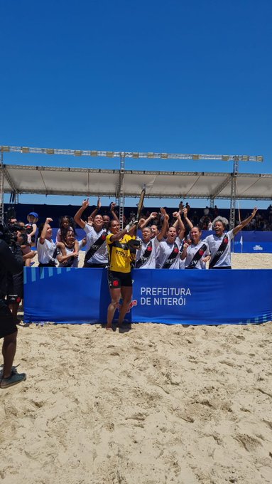 liberta___depre's tweet photo. O Vasco foi campeão da Copa Rio de Beach Soccer no masculino e no feminino. 

 Vitória na final masculina sobre o Flamengo por 6x1.  

Vitória na final feminina sobre o Botafogo por 5x0.

📷: @chaveslo_ https://t.co/7uVwltskXb